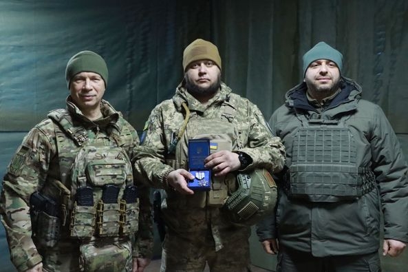 Військовий з Житомирщини отримав відзнаку «Срібний Хрест» від головкома та Міністра оборони України
