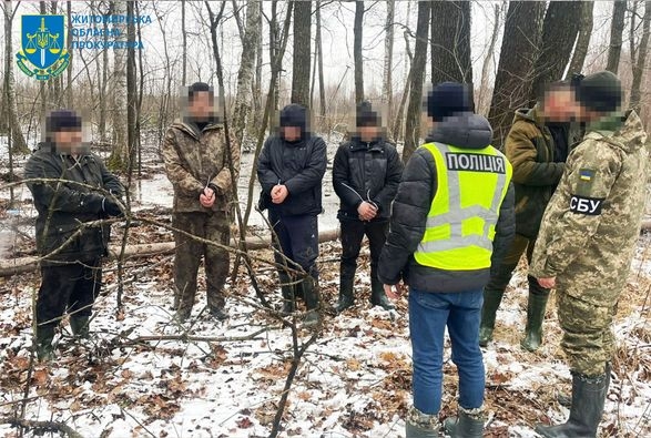 На Житомирщині викрили «чорних старателів» та вилучили у них незаконно видобутий бурштин (ФОТО)