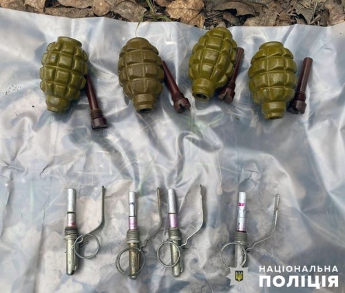 130 набоїв, саморобний пристрій для стрільби та 4 гранати: поліцейські виявили сховок зі зброєю у Тетерівській громаді (ФОТО)