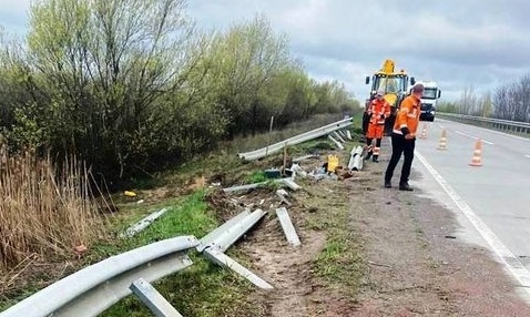Дорожники проводять ремонт бар’єрного огородження на міжнародній дорозі, що пролягає територією Житомирщини