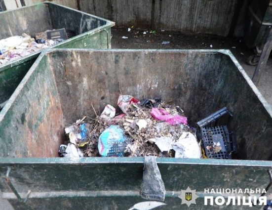 У Житомирі чоловік заснув у сміттєвому контейнері та потрапив під прес сміттєвоза