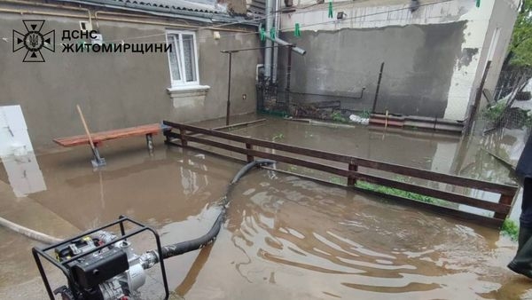 У Житомирі та Малині рятувальники відкачали 120 куб.м. води з дворів приватних житлових будинків