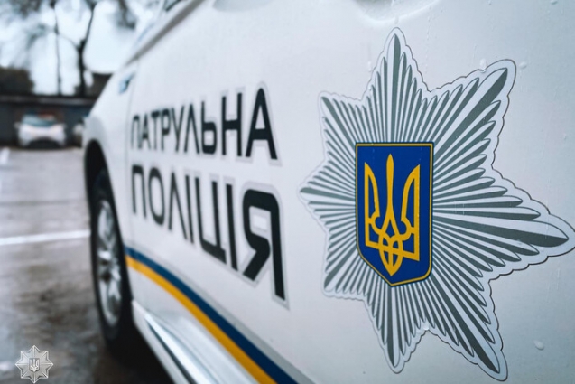 У Житомирі притягнули до відповідальності молодика, який справив нужду біля авто поліції