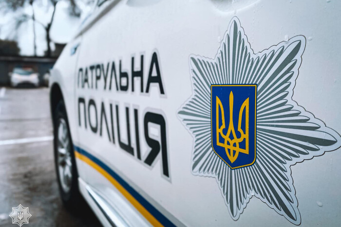 У Житомирі притягнули до відповідальності молодика, який справив нужду біля авто поліції