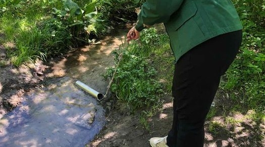 Екоінспектори відібрали проби води із струмка в районі провулку Корбутівського