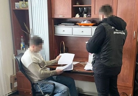 Понад 63 тис грн за встановлення інвалідності – у Житомирі судитимуть заввідділенням медцентру і посередника в одержанні хабарів