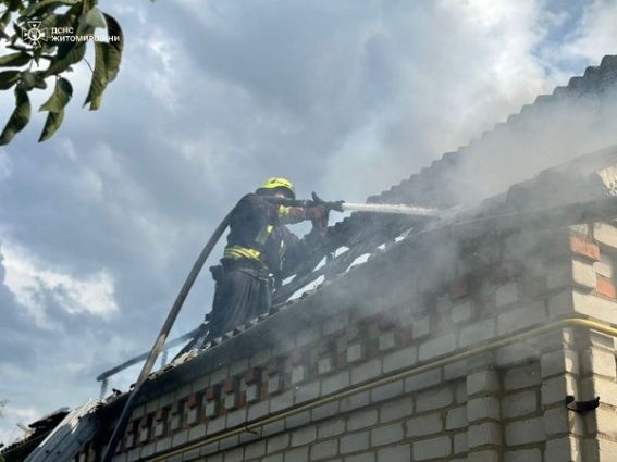 У Ружинській громаді рятувальники ліквідували пожежу у веранді: вогнем знищено дах помешкання та речі домашнього вжитку