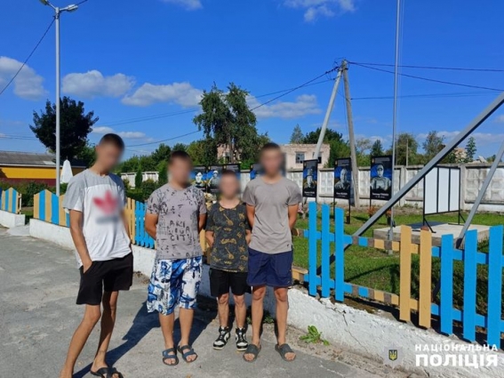 У селищі Довбиської громади підлітки пошкодили паркан біля Алеї Слави