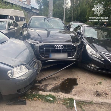 У Житомирі п'яний водій у дворі протаранив 5 автівок