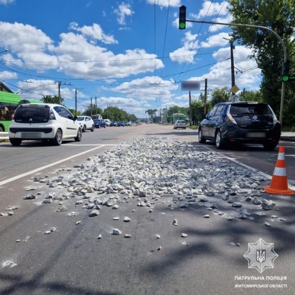 У Житомирі водій вантажівки порушив умови перевезення та розсипав щебінь на дорогу
