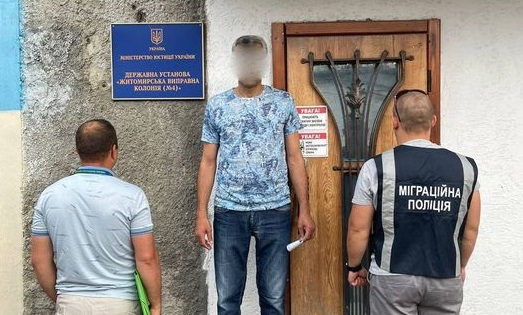 Міграційна служба видворила азербайджанця, який відсидів у житомирській колонії 5 років