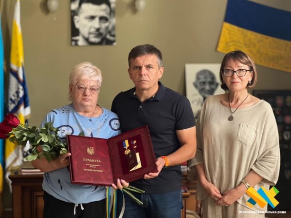 У Житомирі рідним загиблого військового вручили орден «Золота Зірка»