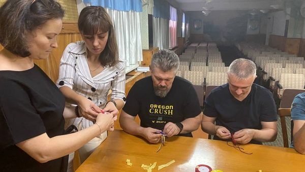 Майстер-клас з плетіння браслетів для поранених захисників організували на Бердичівщині