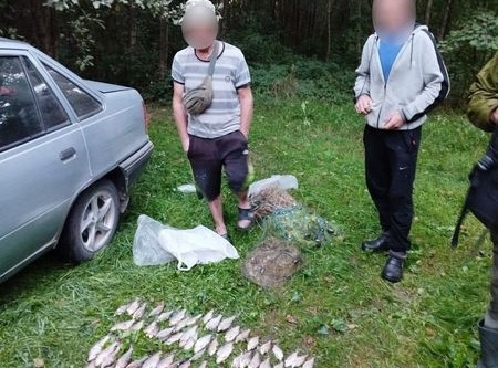 На Звягельщині затримали громадян, які ловили сітками на річці Случ рибу