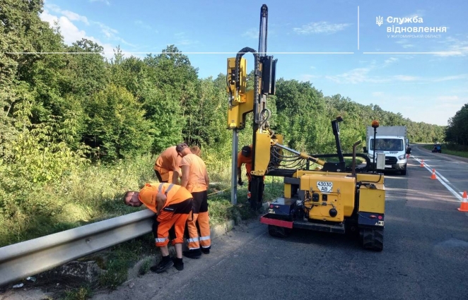 Автодорожники проводять відновлення дорожніх огороджень на державних шляхах Житомирщини