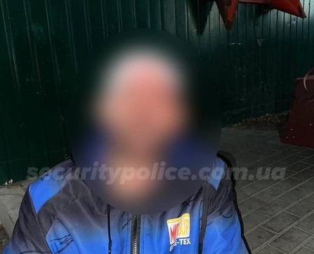 Бив вікна вогнегасником, ломом та лопатою: у Тетерівці затримали чоловіка, який намагався потрапити на територію підприємства