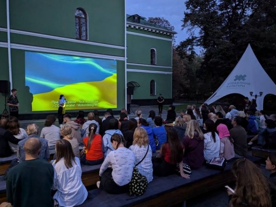 У подвір'ї житомирського Магістрату дивились кіно просто неба, цього разу переглядали історичний фільм «Довбуш»