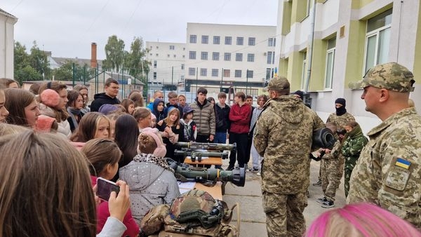 У Житомирі прикордонники та учасники військово-спортивного клубу «ОМЕГА» провели для школярів заходи національно-патріотичного виховання