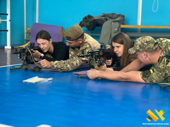 Тактична медицина та військові навички: у Житомирі відбулись навчання для студентів до Дня захисників і захисниць