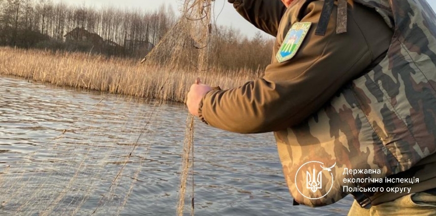 На Житомирському водосховищі екоінспекторами виявлено 11 безхазяйних месинових сіток