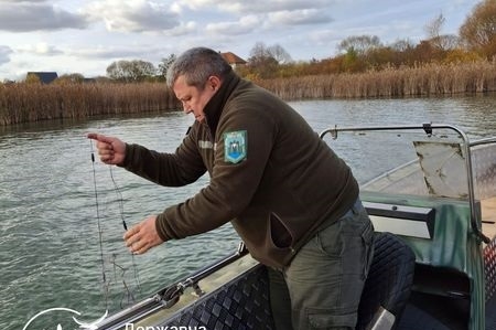 Під час осіннього рейду на річці Тетерів в Житомирі екоінспектори вилучили 30-метрову браконьєрську сітку