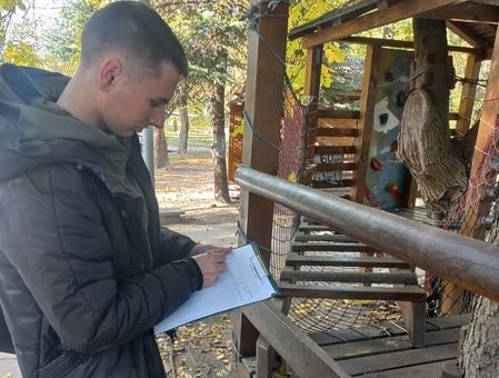 У Житомирі екоінспектори зафіксували факти пошкоджень дерев у мотузковому атракціоні Шодуарівського парку
