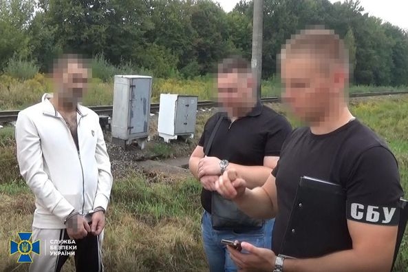 Підпалили залізничну релейну шафу: на Житомирщині затримали двох чоловіків, які шукаючи легких грошей на важкі наркотики, співпрацювали з спецслужбами рф