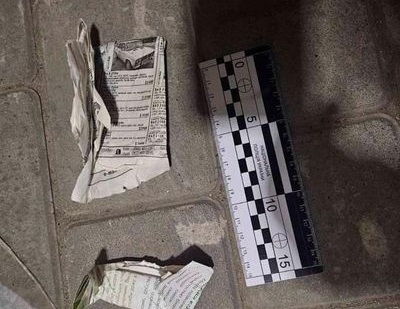 У Коростені затримали чоловіка, який побив знайомого та мав при собі згортки, ймовірно, з наркотиками