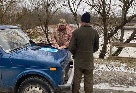 На Звягельщині екоінспектори завадили спробі вилову риби за допомогою сіток