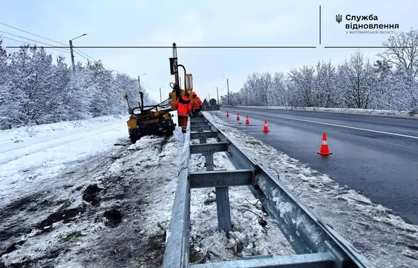 Покриття доріг державного значення Житомирщини очищене від снігу, оброблене реагентами