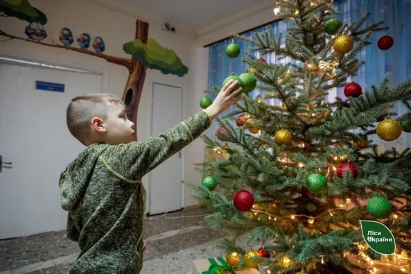 Лісівники Житомирщини напередодні Дня Святого Миколая зробили маленьке диво для пацієнтів однієї з найбільших дитячих лікарень області