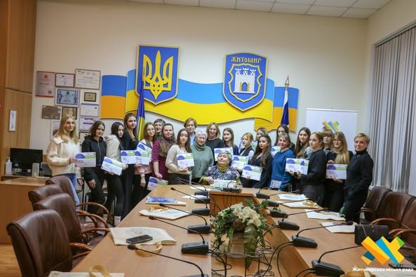 У Житомирі 18 випускниць «Школи лідерок» отримали сертифікати про успішне завершення проєкту