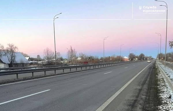 На Житомирщині дорожнє покриття після сніжного циклону проїзне, оброблене реагентами