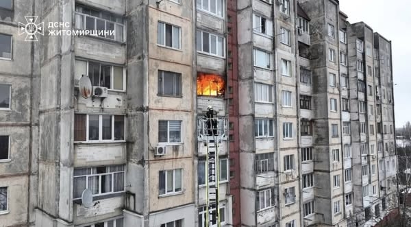 У Житомирі на пожежі в квартирі виявили тіло людини, двох мешканців евакуювали
