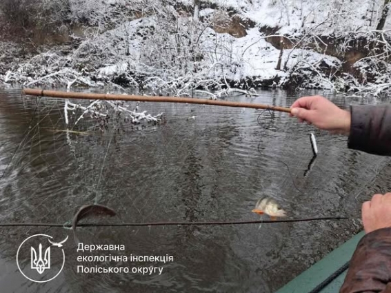 Фахівці ДЕІ Поліського округу вилучили понад 70 метрів риболовної сітки на території Любарської громади