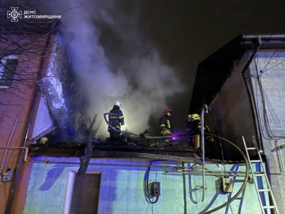 У Житомирі ліквідували пожежу в будинку на п’ятьох господарів, вогонь знищив 200 кв.м покрівлі та 50 кв.м перекриття