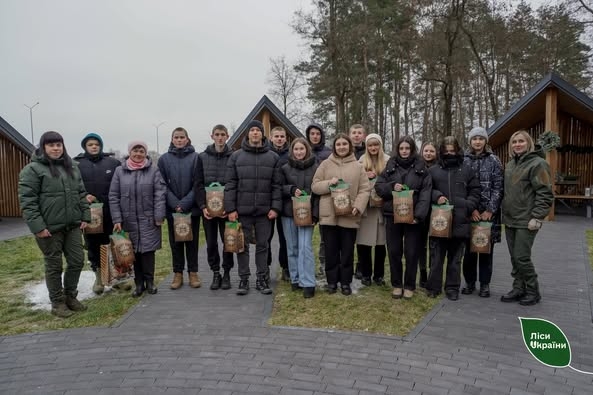Новорічні прикраси, гарячі напої та смаколики: для учнів Левківського шкільного лісництва влаштували свято