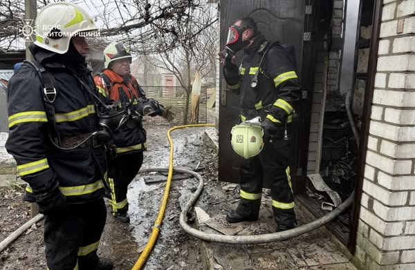У Житомирі рятувальники ліквідували пожежу в будинку на двох господарів