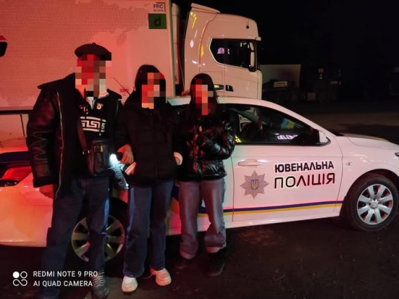 На кордоні Західної України розшукали та повернули додому двох неповнолітніх дівчат з Коростенщини, які хотіли виїхати з країни