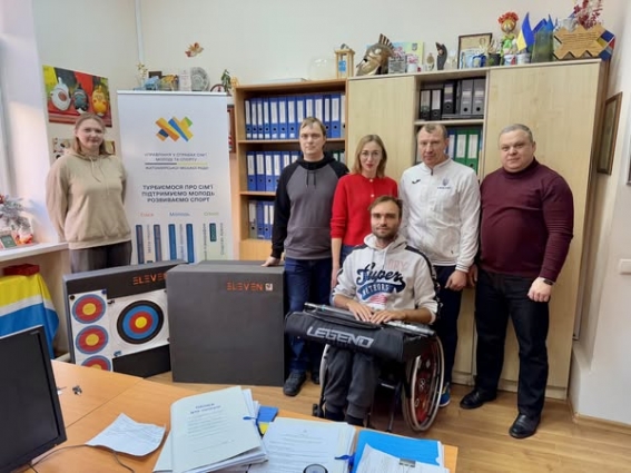 Технічне вдосконалення для нових досягнень: у Житомирі спортсмену-лучнику передали інвентар для парастрільби з лука