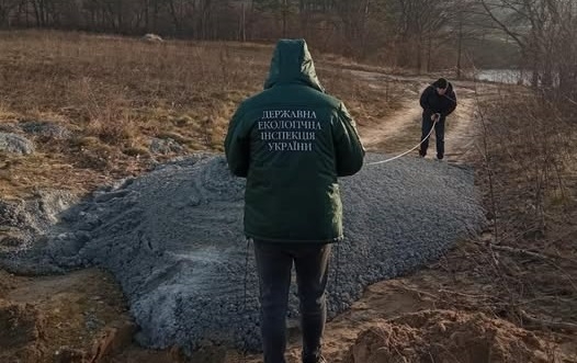 У громаді Житомирського району виявлено факт розливу бетонної суміші на відкриту земельну ділянку