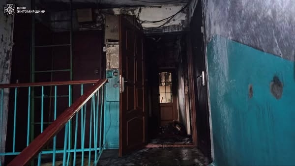 У Житомирі під час пожежі в квартирі врятували літню жінку та евакуювали сусідів