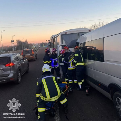 Поблизу Зарічан зіткнулися три автобуси, є потерпілі