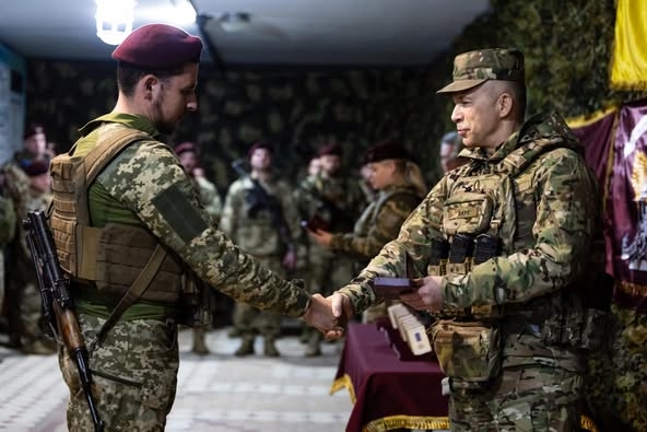 Головнокомандувач ЗСУ нагородив військових 95 бригади, які відзначилися під час боїв з ворогом на Курщині