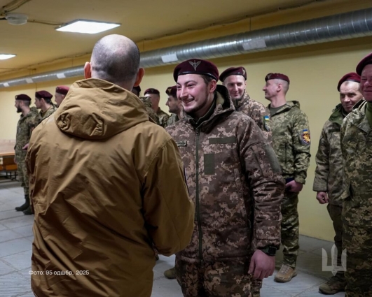 Командир 95 окремої десантно-штурмової Поліської бригади нагородив десантників державними та відомчими відзнаками