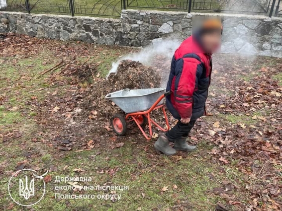 На Житомирщині екоінспектори зафіксували факт спалювання сухої рослинності, на порушника накладено штраф