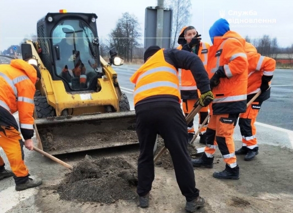 На Житомирщині ремонтують аварійні вибоїни на державних дорогах, щоб забезпечити проїзд