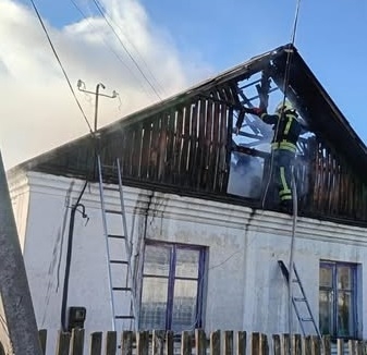 У Радомишлі бійці ДСНС ліквідували пожежу на даху приватної оселі