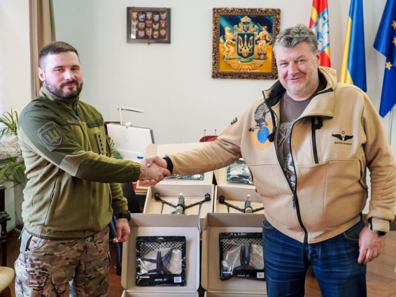 Віталій Бунечко передав 12 FPV-дронів одному з військових підрозділів
