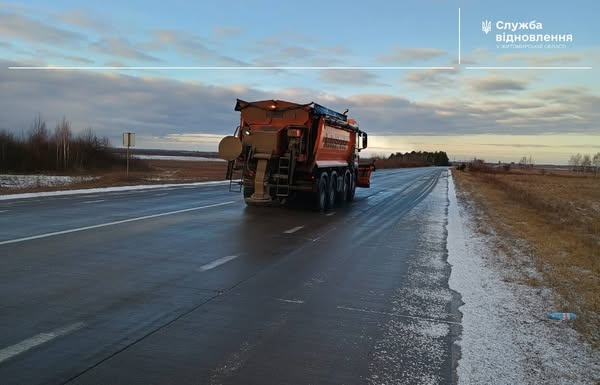 На дорогах Житомирської області проводять обробку аварійно-небезпечних місць, виконують ямковий ремонт та прибирають наслідки ДТП